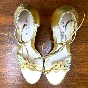 Banana Republic Gold Leather kitten heel Ankle 7.5